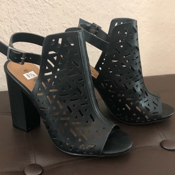 Shoes - New! Women’s heeled peep toe sandals